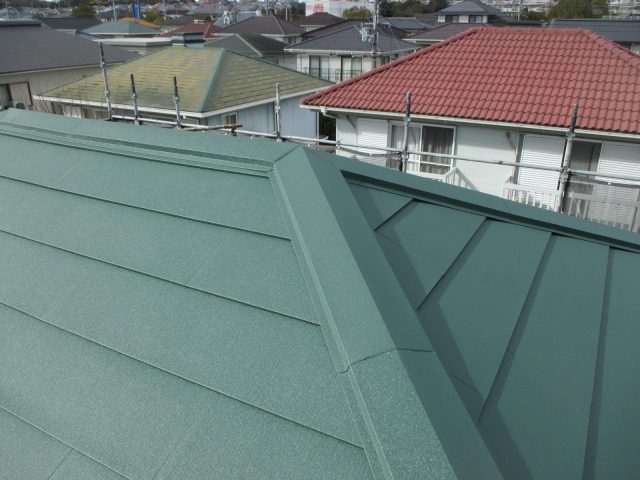 明石市のカバー工事における棟板金の設置